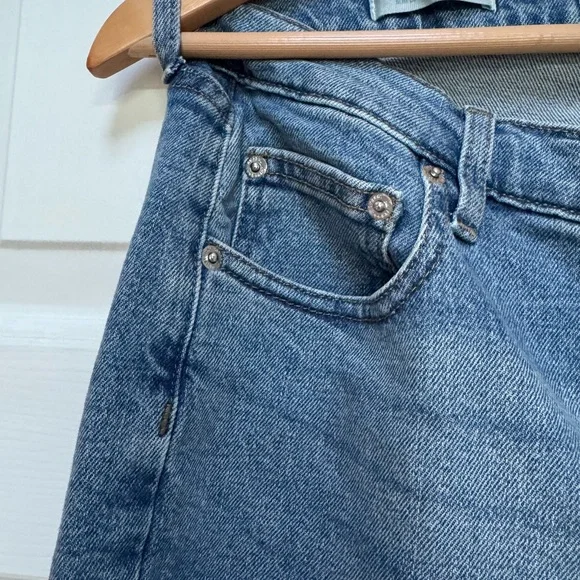 Universal Thread Women's Mid Rise 80’s slim leg, button fly light wash - Picture 3 of 9